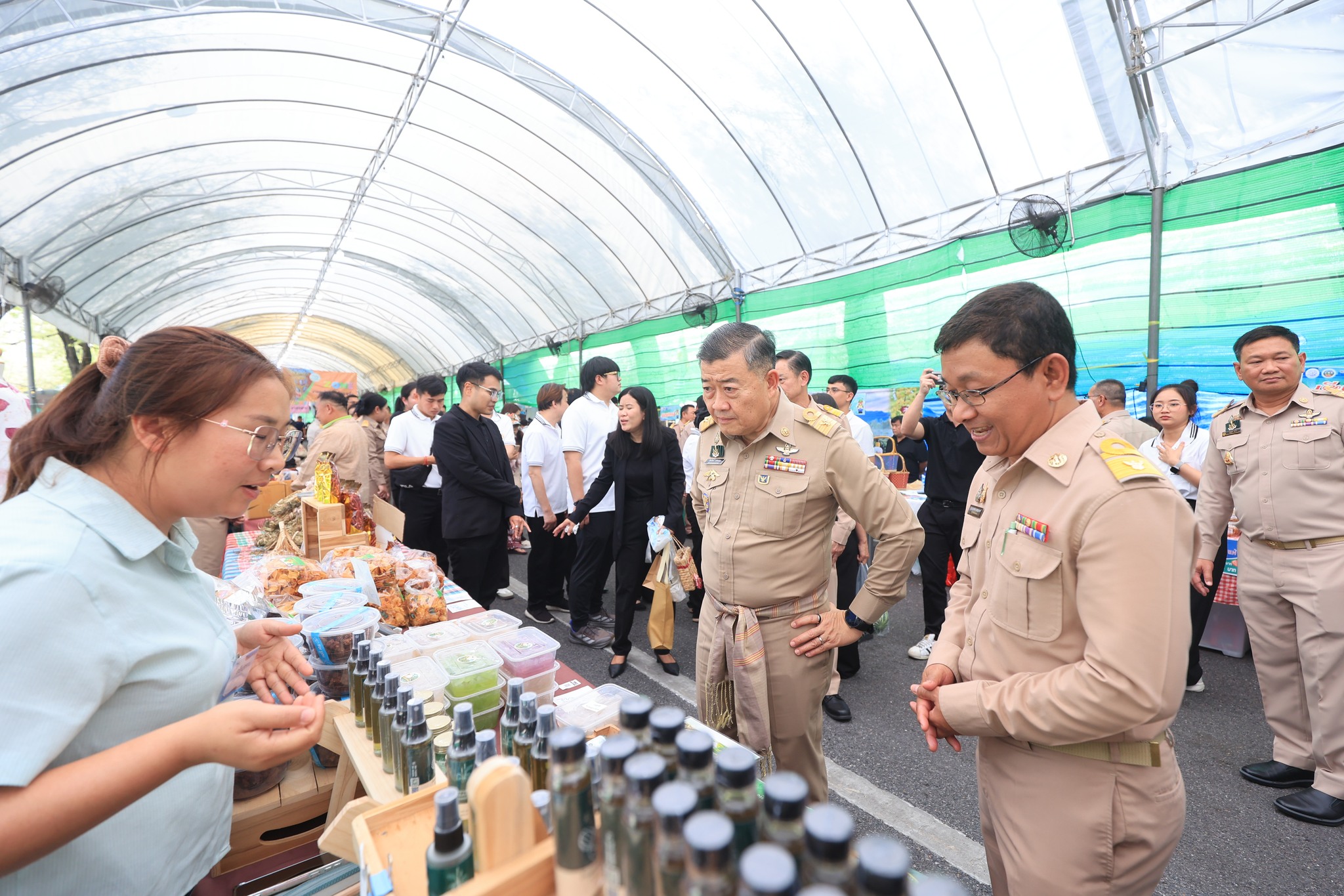 title - ปลัดกระทรวงเกษตรฯ และผู้บริหาร ส.ป.ก. เยี่ยมชมร้านค้า ในงานวันคล้ายวันสถาปนา ส.ป.ก. ครบรอบ 51 ปี